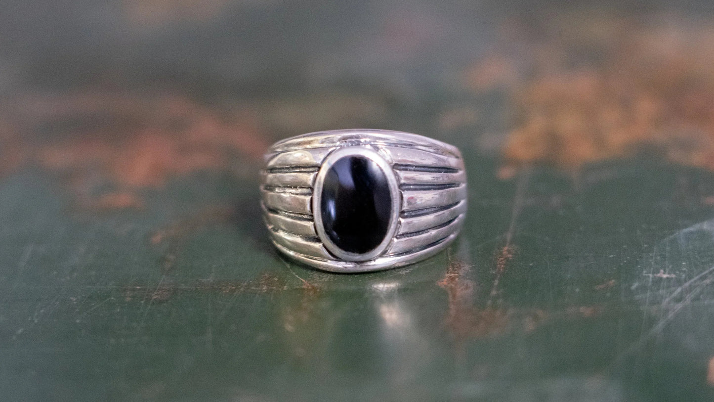 Vintage Scalloped Shank Onyx Ring Size-10.5
