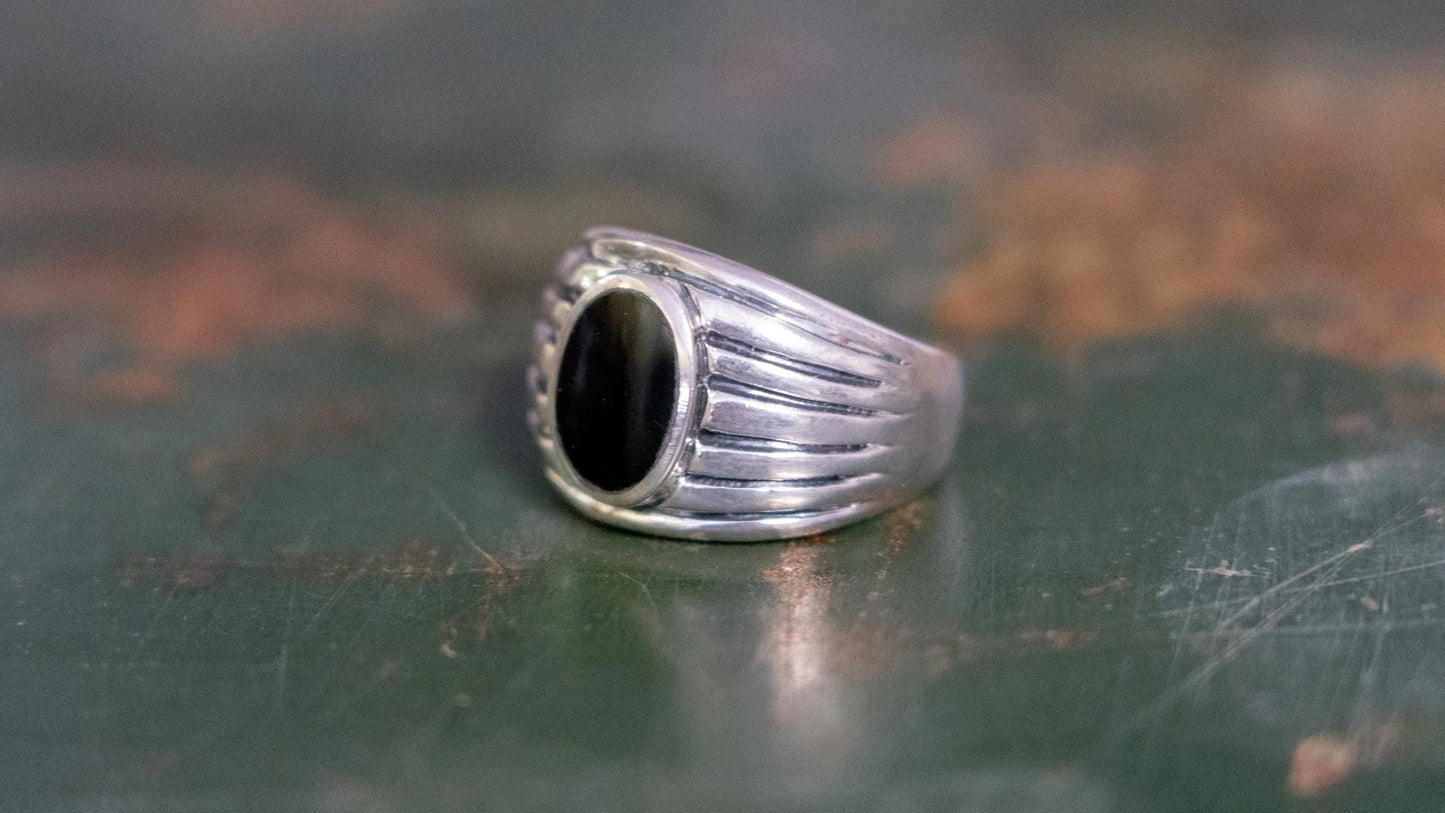 Vintage Scalloped Shank Onyx Ring Size-10.5