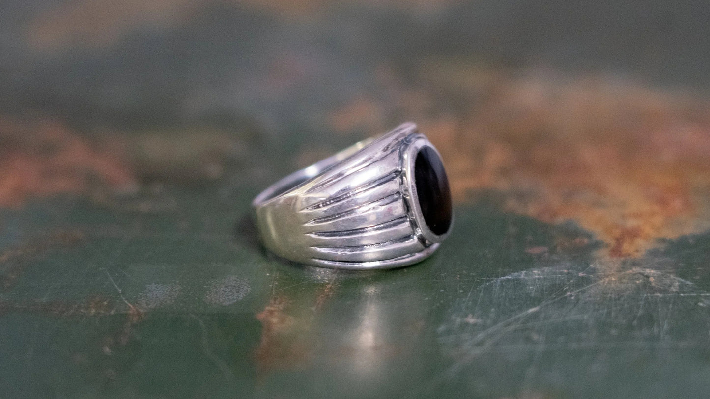 Vintage Scalloped Shank Onyx Ring Size-10.5
