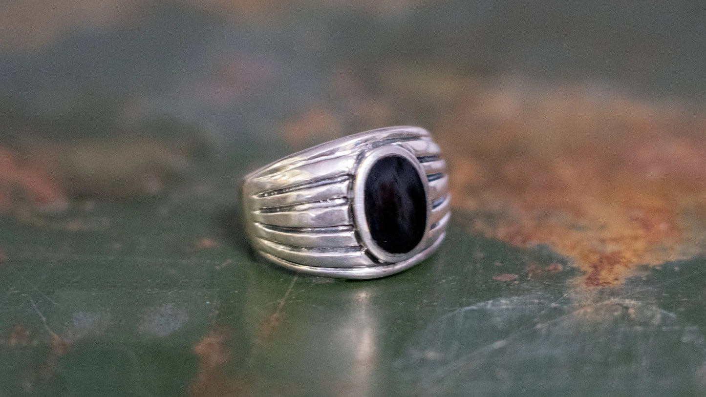 Vintage Scalloped Shank Onyx Ring Size-10.5