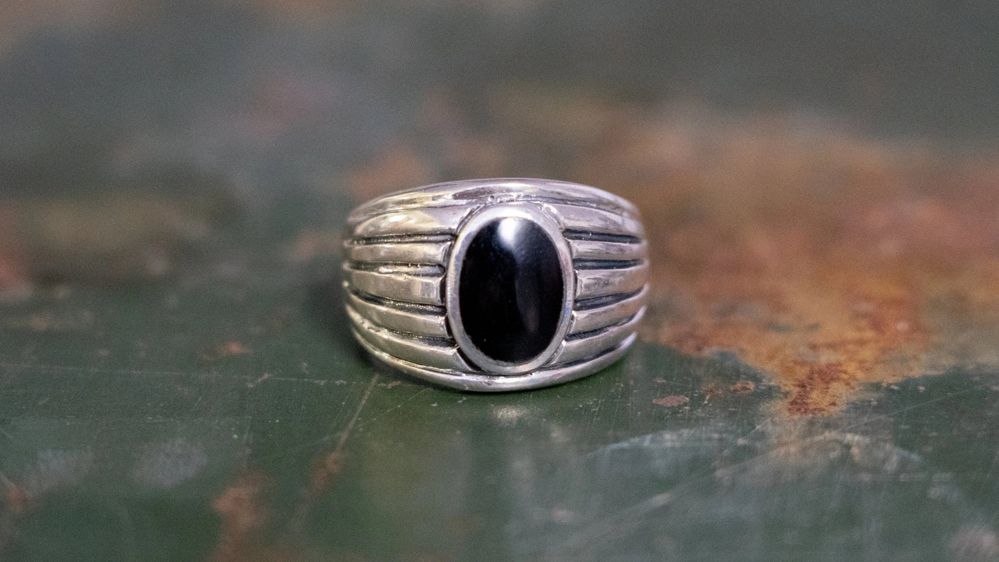 Vintage Scalloped Shank Onyx Ring Size-10.5