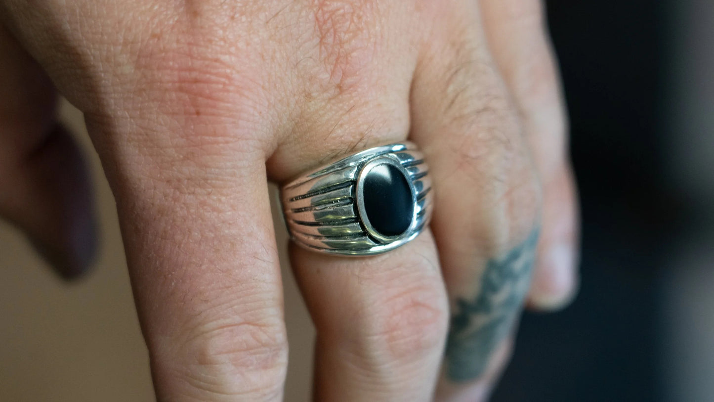 Vintage Scalloped Shank Onyx Ring Size-10.5